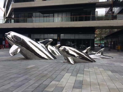 不锈钢海豚雕塑户外广场艺术镜面景观小品定制案例