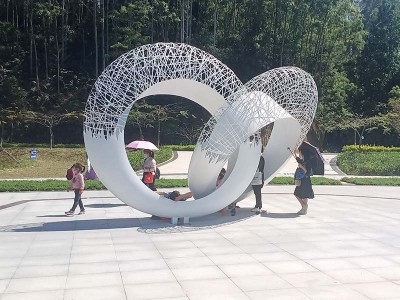 户外广场公园不锈钢异形镂空圆环雕塑定制案例