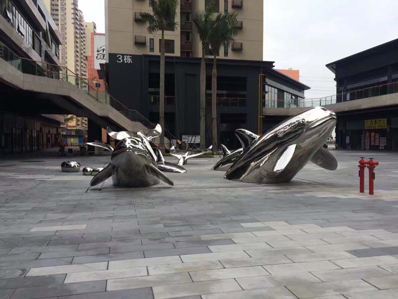 不锈钢海豚雕塑户外广场艺术镜面景观小品定制案例