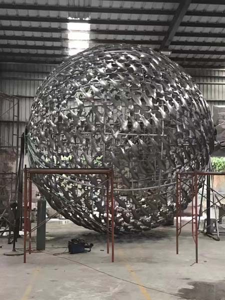 不锈钢镂空球雕塑鱼型艺术水景小品定制案例
