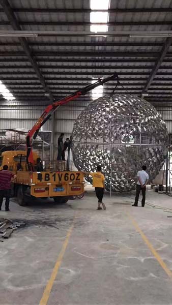 不锈钢镂空球雕塑鱼型艺术水景小品定制案例