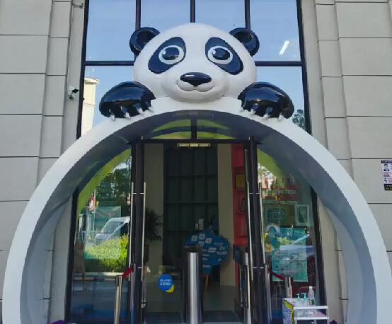 玻璃钢异形熊猫门头雕塑创意景观动物摆件 玻璃钢异形熊猫门头雕塑创意景观动物摆件